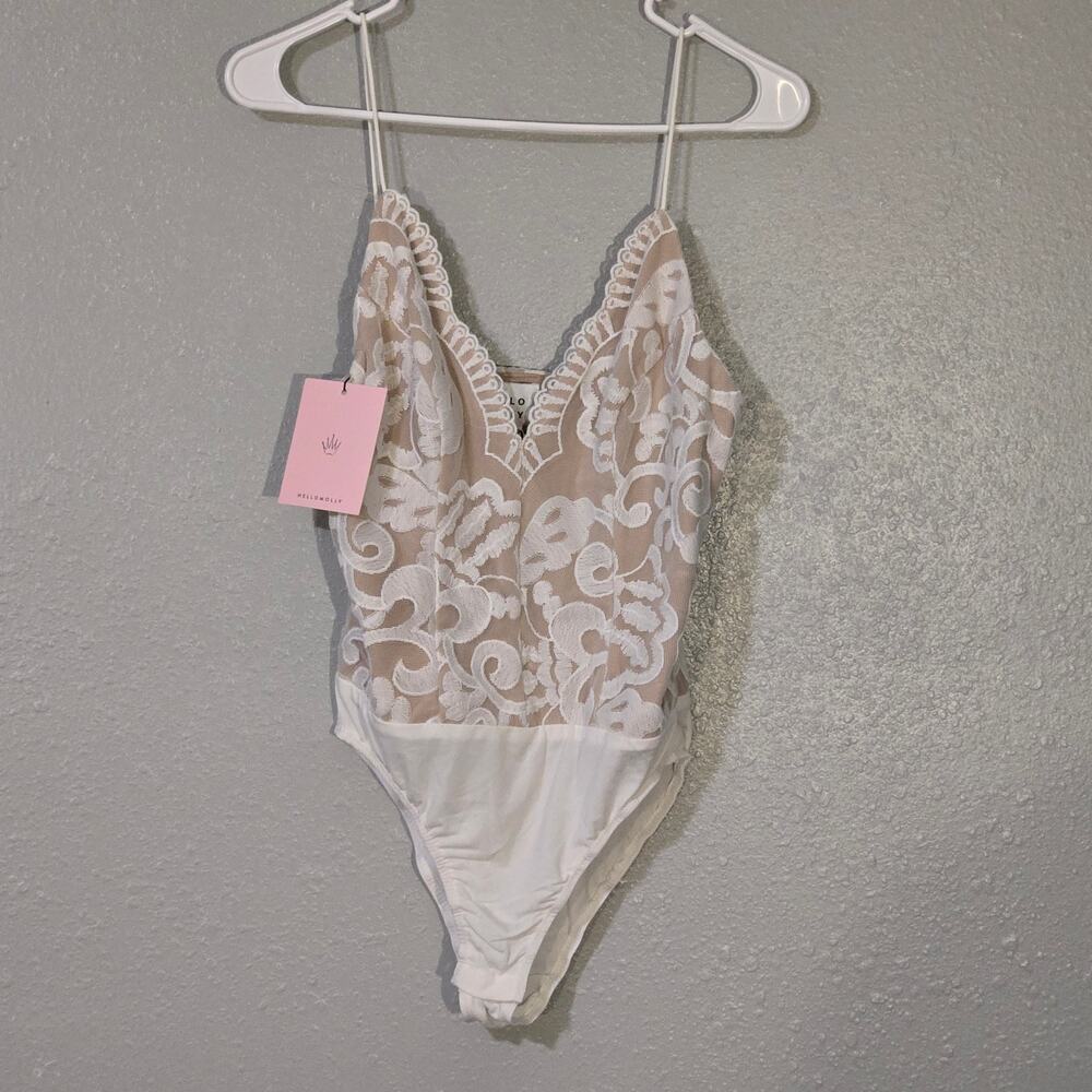 NEW Hello Molly Vixen Lace Bodysuit White Size M Lace Nude Romantic Plunge Neck